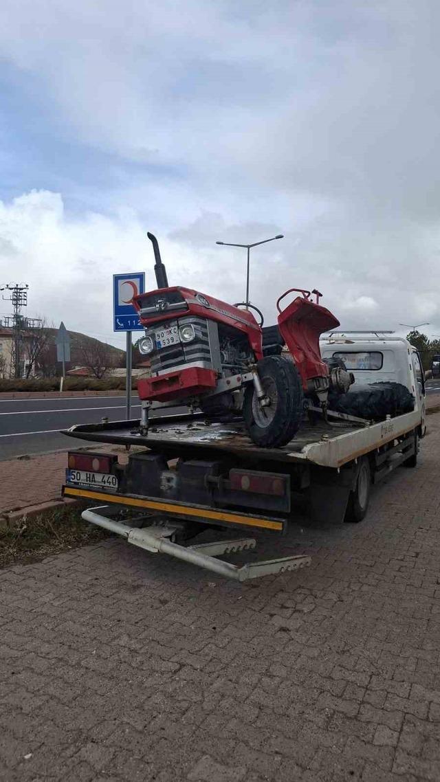 Otomobille trakt&ouml;r &ccedil;arpıştı: 2 yaralı 4