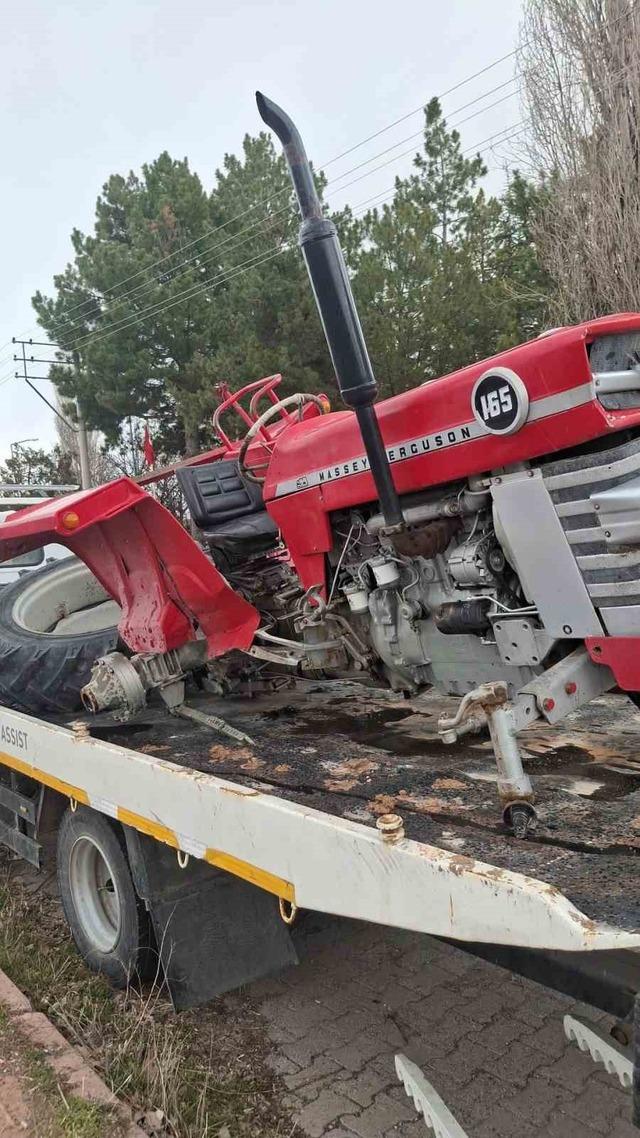 Otomobille trakt&ouml;r &ccedil;arpıştı: 2 yaralı 3