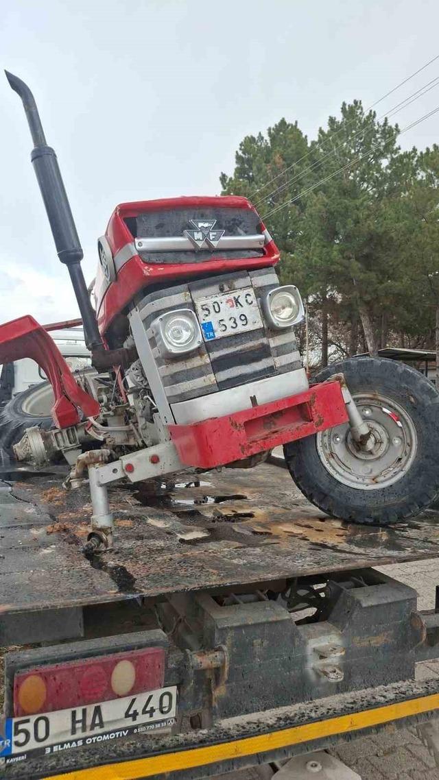 Otomobille trakt&ouml;r &ccedil;arpıştı: 2 yaralı 2