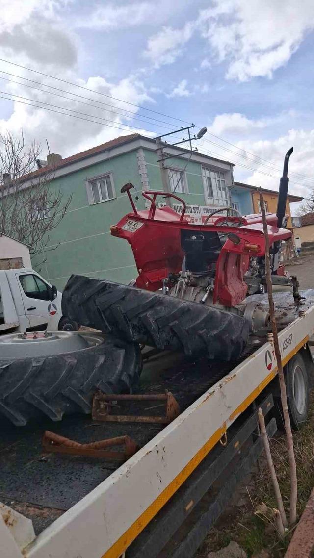 Otomobille trakt&ouml;r &ccedil;arpıştı: 2 yaralı 1