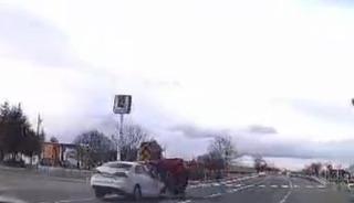 Otomobille trakt&ouml;r &ccedil;arpıştı: 2 yaralı