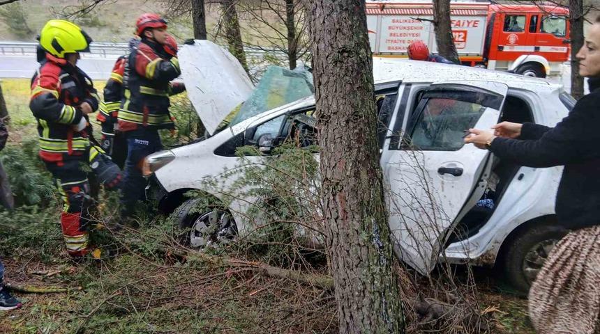 Balıkesir&rsquo;de otomobil ormanlık alana u&ccedil;tu: 2 yaralı