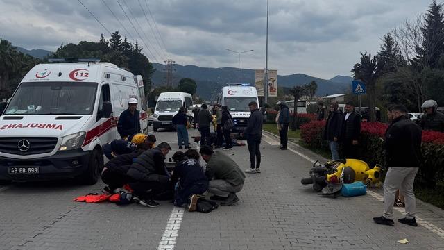 Marmaris'te motosiklet otomobille çarpıştı: 2 İngiliz turist ağır yaralandı