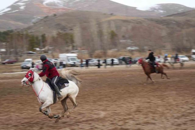 Bayburt&rsquo;ta gelenek bozulmadı: Ramazan Bayramı ata sporu ciritle uğurlandı 6