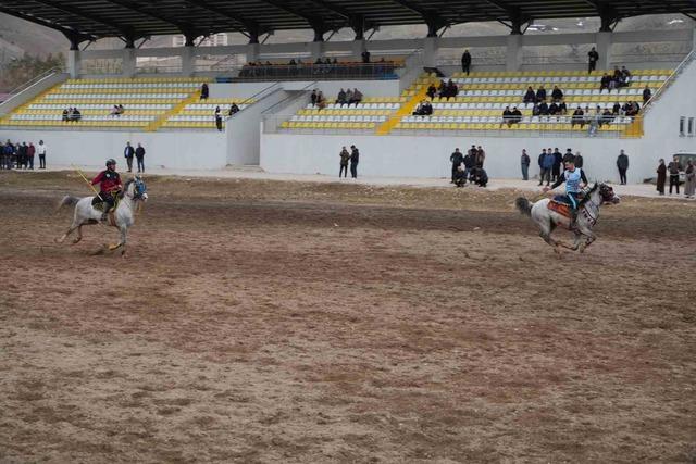 Bayburt&rsquo;ta gelenek bozulmadı: Ramazan Bayramı ata sporu ciritle uğurlandı 5