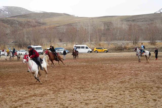 Bayburt&rsquo;ta gelenek bozulmadı: Ramazan Bayramı ata sporu ciritle uğurlandı 4