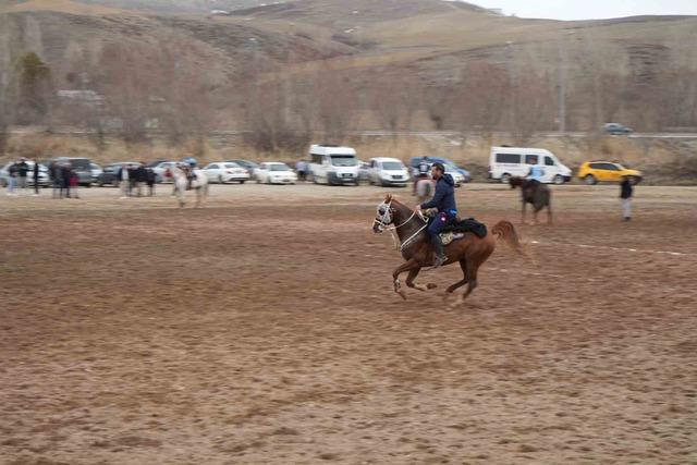 Bayburt&rsquo;ta gelenek bozulmadı: Ramazan Bayramı ata sporu ciritle uğurlandı 3