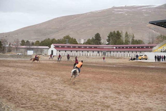 Bayburt&rsquo;ta gelenek bozulmadı: Ramazan Bayramı ata sporu ciritle uğurlandı 1