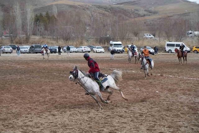 Bayburt&rsquo;ta gelenek bozulmadı: Ramazan Bayramı ata sporu ciritle uğurlandı 2