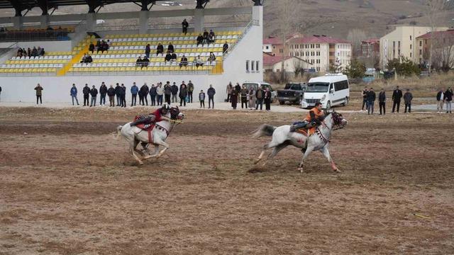 Bayburt’ta gelenek bozulmadı: Ramazan Bayramı ata sporu ciritle uğurlandı