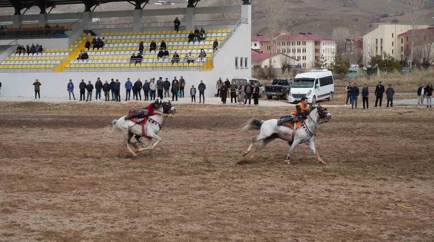 Bayburt&rsquo;ta gelenek bozulmadı: Ramazan Bayramı ata sporu ciritle uğurlandı