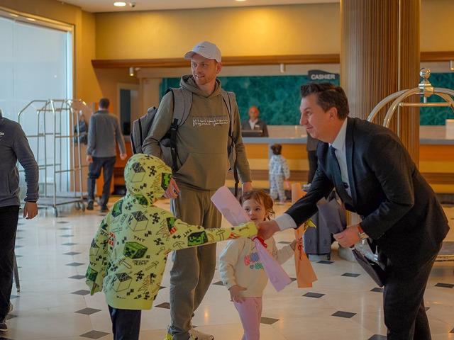 Marmaris'te turizm sezonu İngiliz turist kafilesinin gelmesiyle başladı