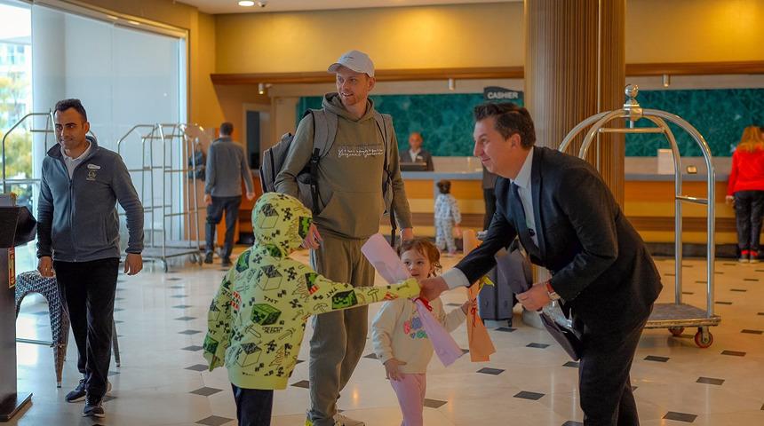 Marmaris'te turizm sezonu İngiliz turist kafilesinin gelmesiyle başladı