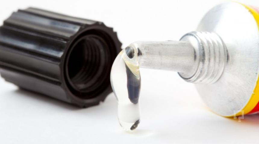 Halı ve kumaşlardaki yapıştırıcı lekeleri nasıl temizlenir?