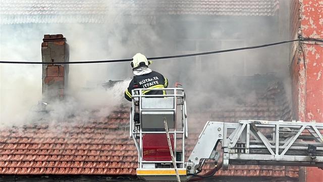 Kütahya'da evin çatısı yandı!