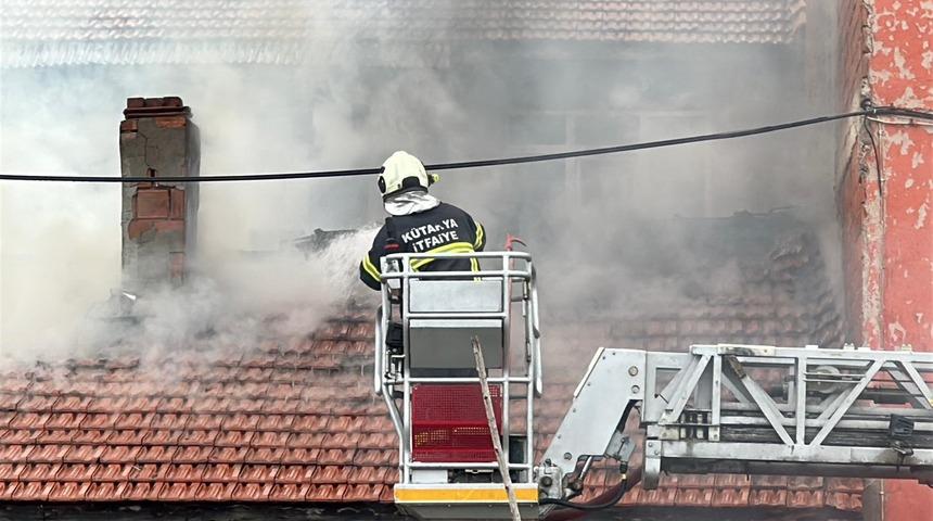 K&uuml;tahya'da evin &ccedil;atısı yandı!