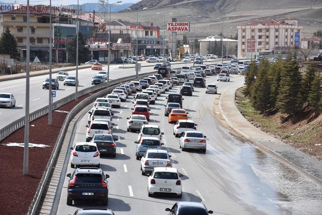 Kilit kavşak Kırıkkale de bayram dönüşü yoğunluğu 7