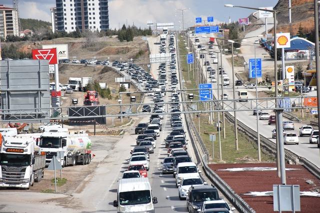 Kilit kavşak Kırıkkale de bayram dönüşü yoğunluğu 4