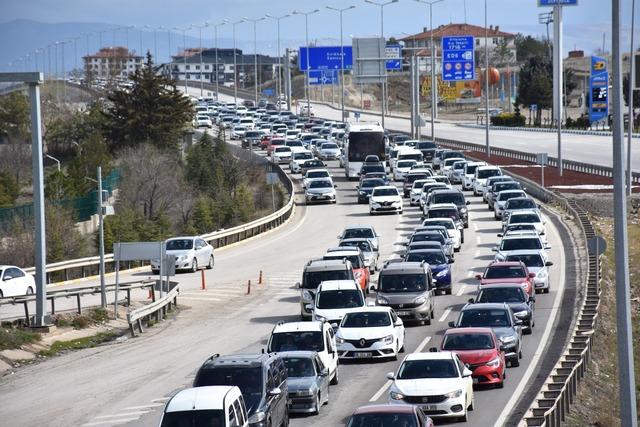 Kilit kavşak Kırıkkale de bayram dönüşü yoğunluğu 2