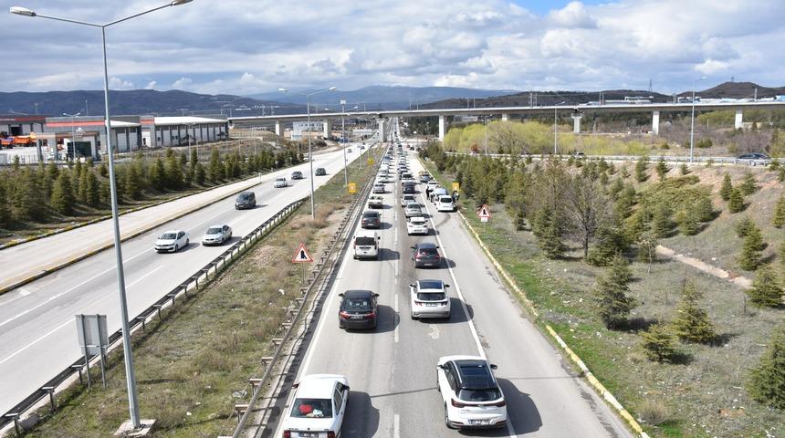 'Kilit kavşak' Kırıkkale'de bayram d&ouml;n&uuml;ş&uuml; yoğunluğu