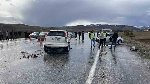 Bayram tatili d&ouml;n&uuml;ş&uuml; trafik kazası: 1 &ouml;l&uuml;, 5 yaralı 1