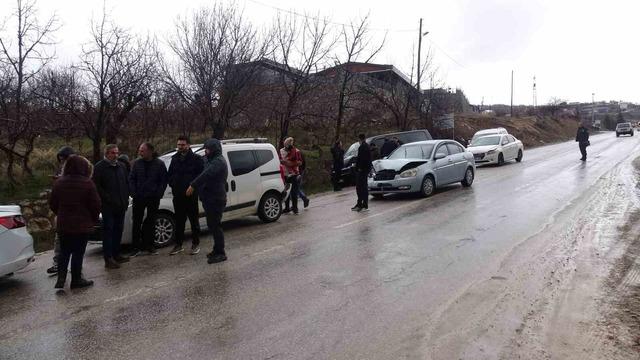 Malatya&rsquo;da 5 ara&ccedil;lı zincirleme kaza: 4 yaralı 2
