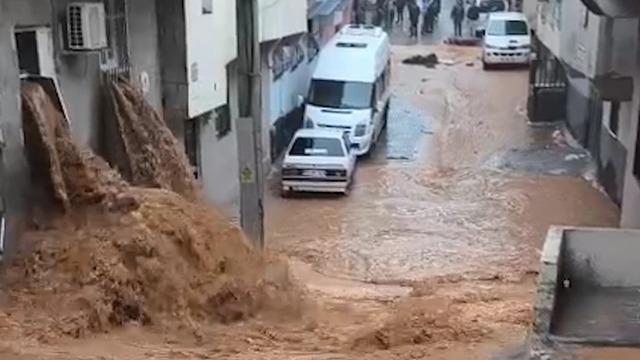 Yer: Şanlıurfa! Sağanak nedeniyle cadde ve sokaklar göle döndü