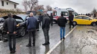 Elazığ'da AK Parti konvoyunda kaza: 2 yaralı