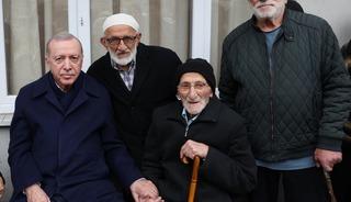 Cumhurbaşkanı Erdoğan, Rize'de komşularıyla bayramlaştı