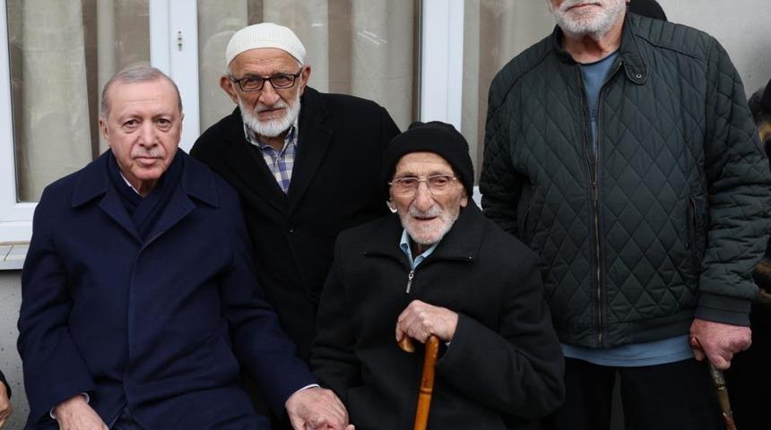 Cumhurbaşkanı Erdoğan, Rize'de komşularıyla bayramlaştı