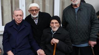 Cumhurbaşkanı Erdoğan, Rize'de komşularıyla bayramlaştı