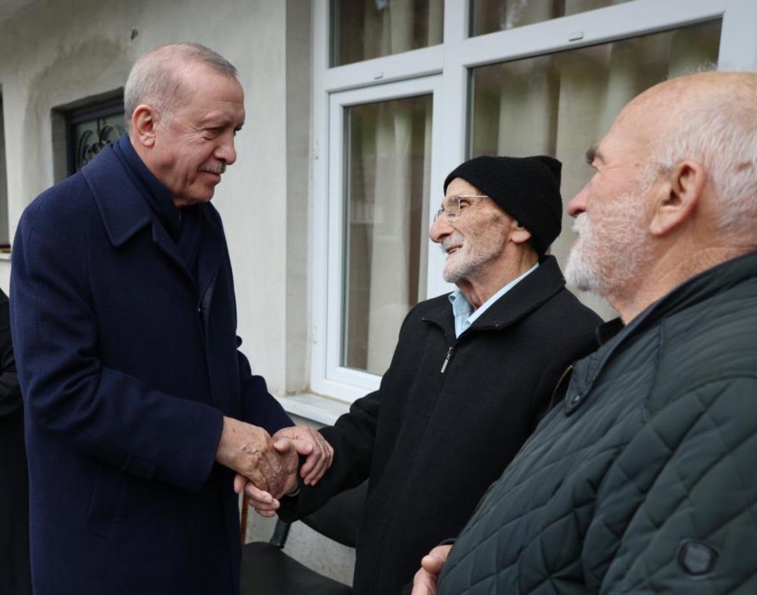 Cumhurbaşkanı Erdoğan, Rize de komşularıyla bayramlaştı 3