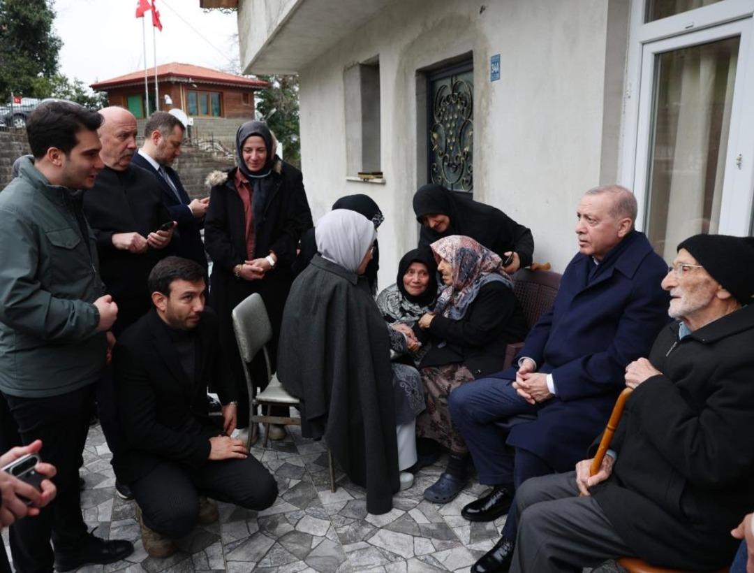 Cumhurbaşkanı Erdoğan, Rize de komşularıyla bayramlaştı 4
