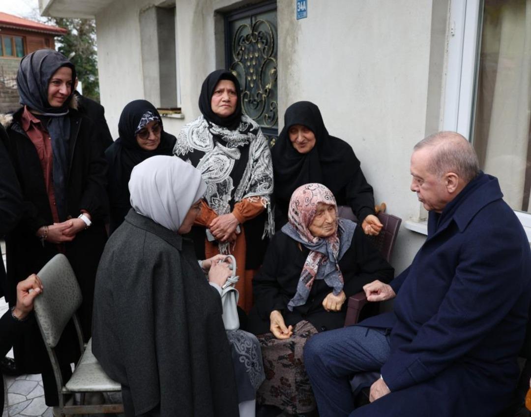 Cumhurbaşkanı Erdoğan, Rize de komşularıyla bayramlaştı 1