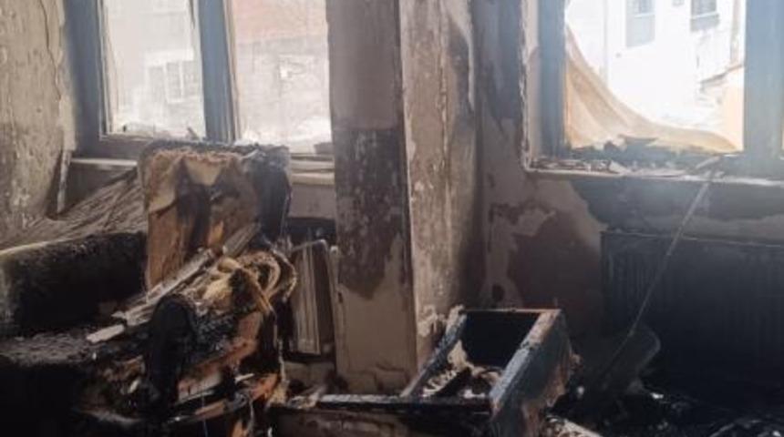 Yangında dumandan etkilenen 3 kişi hastaneye kaldırıldı