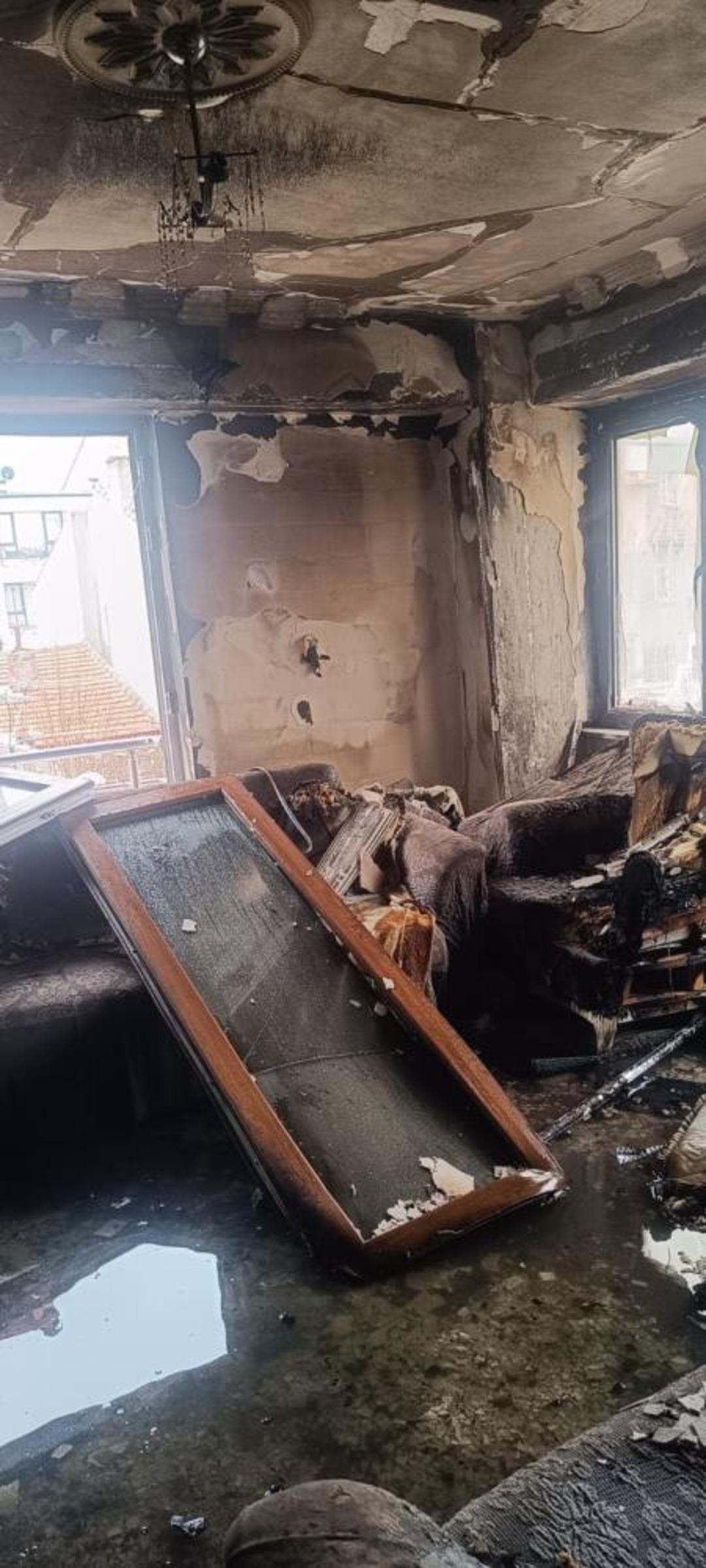 Yangında dumandan etkilenen 3 kişi hastaneye kaldırıldı 1