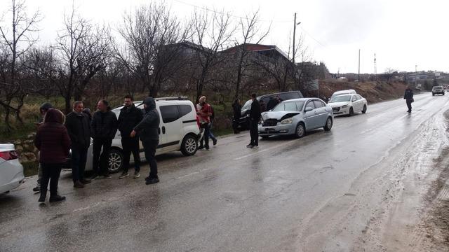 Malatya'da 5 araçlı zincirleme kaza: 4 yaralı