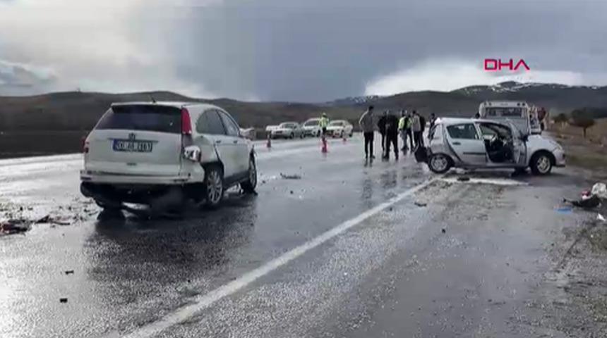 Sivas'ta 3 aracın karıştığı zincirleme kaza: 1 &ouml;l&uuml;, 5 yaralı