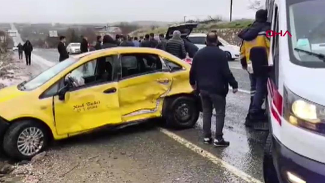 AK Parti konvoyunda kaza meydana geldi: 2 yaralı 1