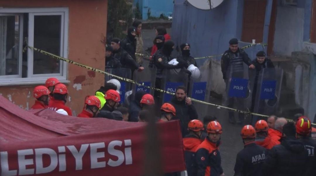 Fatih&rsquo;te iki binanın &ccedil;&ouml;kt&uuml;ğ&uuml; mahallenin sakinleri konuştu: "Patlamayı duyduk, bomba zannettim" 1