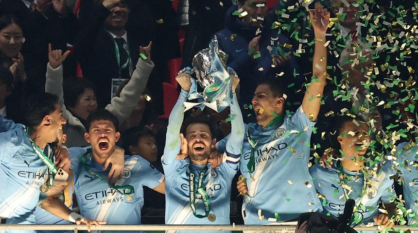 Arsenal'ın 33 yıllık kabusu s&uuml;rd&uuml;! Kupa Manchester City'nin