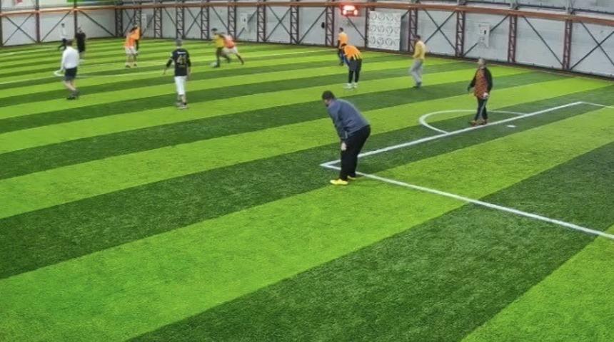 Halı saha ma&ccedil;ında kalbine yenik d&uuml;şt&uuml;: O anlar kamerada