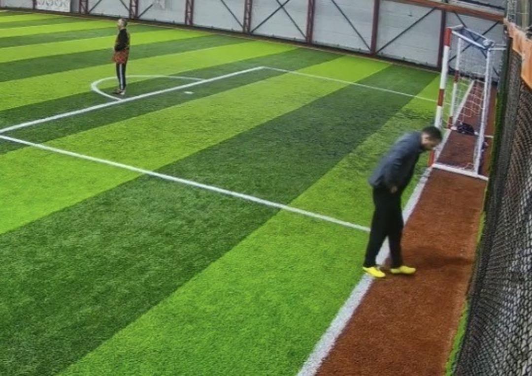 Halı saha ma&ccedil;ında kalbine yenik d&uuml;şt&uuml;: O anlar kamerada 1