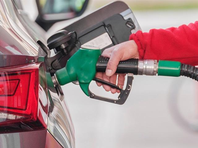 Bir &uuml;lkede akaryakıt satışına kısıtlama: G&uuml;nl&uuml;k alımda litre sınırı