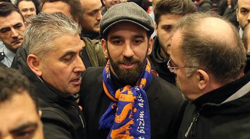 Galatasaray taraftarından Arda Turan tezah&uuml;ratı