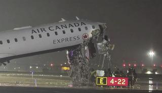 U&ccedil;ak pistte itfaiye aracına &ccedil;arptı! Yaralılar var