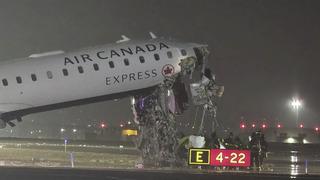 Uçak pistte itfaiye aracına çarptı! Yaralılar var