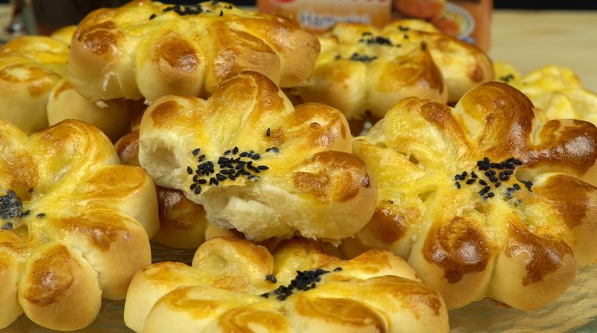 Bahar geldi demektir: Peynirli çiçek poğaça