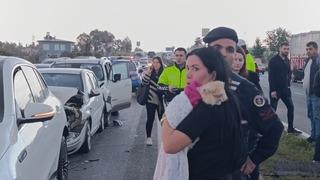 Kırmızı ışıkta bekleyen araçlara çarpıp olay yerinden ayrıldı: 4 yaralı