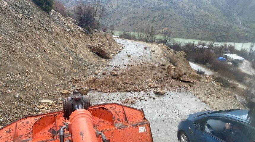 Batman'da heyelan: K&ouml;y yolları ulaşıma kapandı